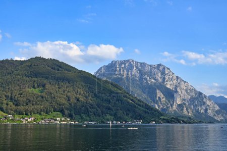 Lago Traun Traunsee y montañas paisajes Austria verano