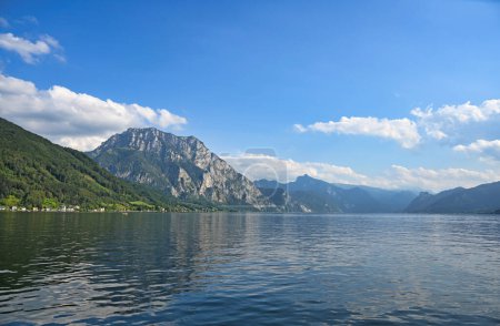 Lago Traun Traunsee y montañas en Alta Austria paisajes verano