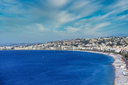 Playa y Promenade des Anglais en Niza ciudad vista aérea