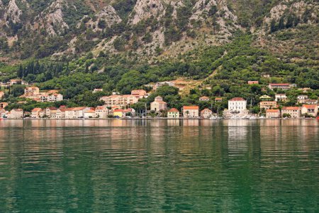 Panoramalandschaft der historischen Stadt Prcanj am Ufer der Bucht von Kotor, Montenegro