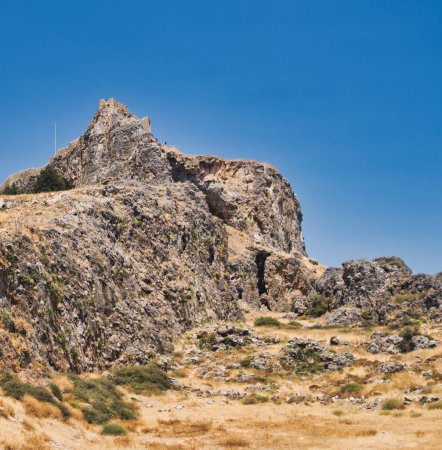 Téléchargez les photos : Paysage avec une colline où Lindos ancienne acropol est situé sur - en image libre de droit