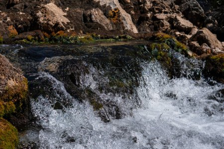 Téléchargez les photos : Détail d'une petite cascade au début de la rivière Krupa - en image libre de droit