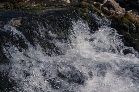 Téléchargez les photos : Détail d'une petite cascade au début de la rivière Krupa - en image libre de droit