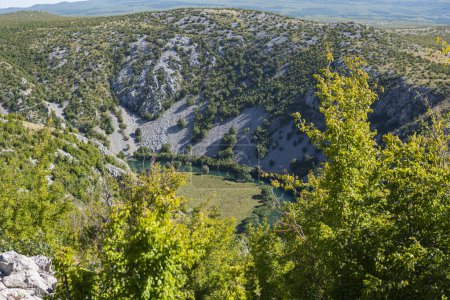 Téléchargez les photos : Paysage avec une vallée de la rivière Krupa en Croatie sur terrain de voiture - en image libre de droit