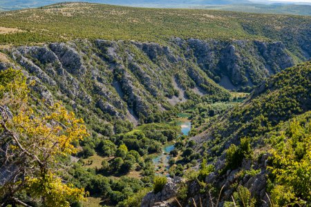 Téléchargez les photos : Paysage avec une vallée de la rivière Krupa en Croatie sur terrain de voiture - en image libre de droit