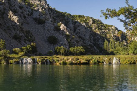 Téléchargez les photos : Paysage avec petite cascade sur une rivière Krupa à l'intérieur d'une vallée profonde - en image libre de droit