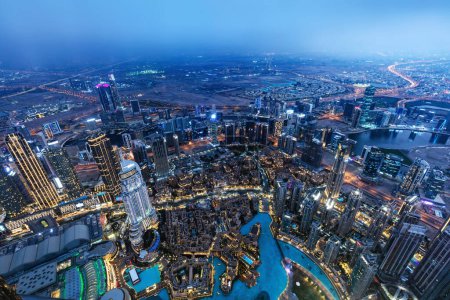 Dubai VAE Luftaufnahme vom Burj Khalifa bei Nacht. Berühmte Brunnen und die Innenstadt