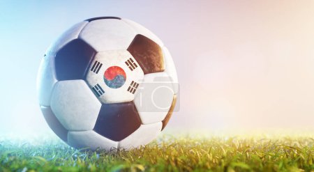 Pelota de fútbol con bandera de Corea del Sur sobre hierba. Selección coreana