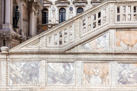 Architekturdetails im Palazzo Ducale oder Dogenpalast in Venedig, Italien. Italienisches Touristenziel