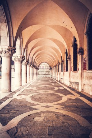 Antiguas columnas con arcos en el Palazzo Ducale o el Palacio Ducal en Venecia, Italia al amanecer