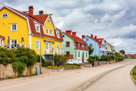 Calle escandinava con casas coloridas en Karlskrona Suecia.