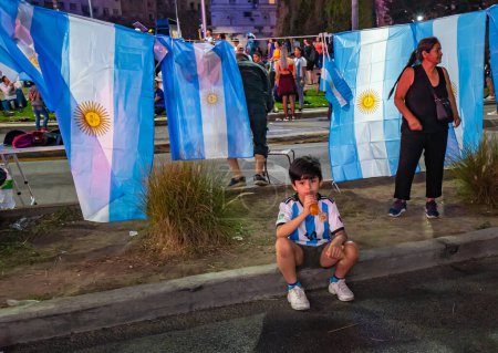 Foto de Buenos Aires, Argentina - 12 / 03 / 2022: participantes en la celebración de la victoria de la selección argentina de fútbol sobre la selección australiana - Imagen libre de derechos
