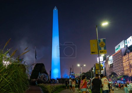 Téléchargez les photos : Buenos Aires, Argentine - 03 / 12 / 2022 : Un obélisque aux couleurs nationales lors de la célébration de la victoire de l'équipe nationale de football argentine sur l'équipe australienne - en image libre de droit