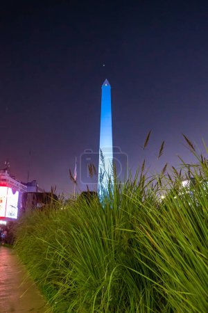 Foto de Buenos Aires, Argentina - 12 / 03 / 2022: Un obelisco en colores nacionales durante la celebración de la victoria de la selección argentina de fútbol sobre la selección australiana - Imagen libre de derechos