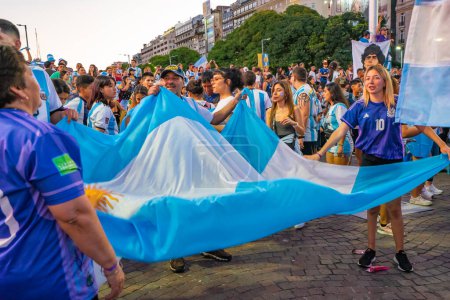 Foto de Buenos Aires, Argentina - 12 / 03 / 2022: participantes en la celebración de la victoria de la selección argentina de fútbol sobre la selección australiana - Imagen libre de derechos