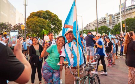 Téléchargez les photos : Buenos Aires, Argentine - 03 / 12 / 2022 : participants à la célébration de la victoire de l'équipe nationale de football argentine sur l'équipe australienne - en image libre de droit