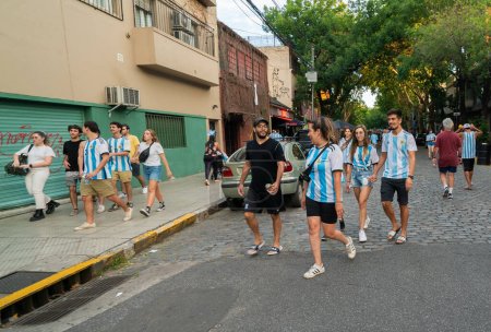 Foto de Buenos Aires, Argentina - 13.12.2022: participantes en la celebración de la victoria de la selección argentina de fútbol sobre la selección croata - Imagen libre de derechos