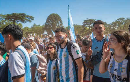 Téléchargez les photos : Buenos Aires, Argentine - 12.17.2022 : Fans et supporters de l "équipe d'Argentine de football le jour du dernier match contre la France - en image libre de droit