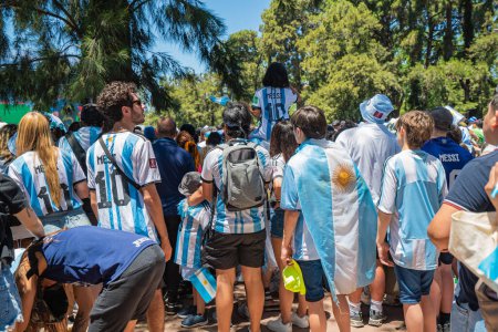 Téléchargez les photos : Buenos Aires, Argentine - 12.17.2022 : Fans et supporters de l "équipe d'Argentine de football le jour du dernier match contre la France - en image libre de droit