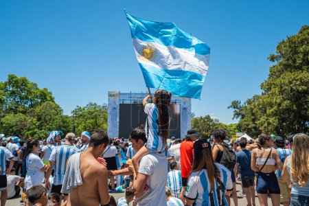 Téléchargez les photos : Buenos Aires, Argentine - 17 / 12 / 2022 : Drapeau flottant et supporters de l'équipe d'Argentine de football le jour du dernier match contre la France - en image libre de droit