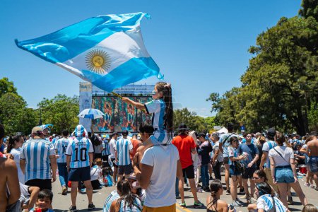 Foto de Buenos Aires, Argentina - 17 / 12 / 2022: Bandera flotante y hinchas de la selección argentina de fútbol el día del partido final contra Francia - Imagen libre de derechos