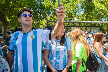 Foto de Buenos Aires, Argentina - 12.17.2022: Aficionados y simpatizantes de la selección argentina de fútbol el día del partido final contra Francia - Imagen libre de derechos