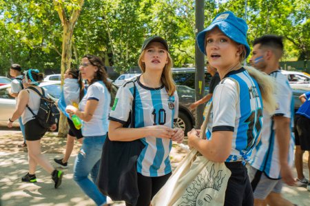 Foto de Buenos Aires, Argentina - 12.17.2022: Aficionados y simpatizantes de la selección argentina de fútbol el día del partido final contra Francia - Imagen libre de derechos