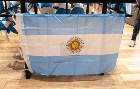 Foto de Buenos Aires, Argentina - 17.12.2022: Parafernalia futbolística en colores nacionales de la selección argentina de fútbol en el próximo partido final con la selección francesa - Imagen libre de derechos