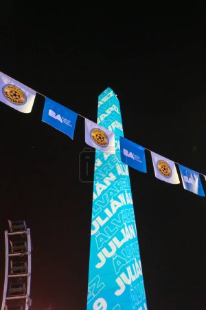 Foto de Buenos Aires, Argentina - 17.12.2022: Un obelisco en colores nacionales en apoyo a la selección argentina de fútbol en el próximo partido final contra la selección francesa - Imagen libre de derechos