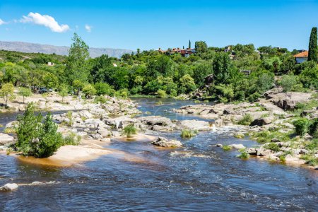 Téléchargez les photos : Extraordinary nature of the province of Cordoba Argentina in the city of Mina Clavero and people resting on the river - en image libre de droit