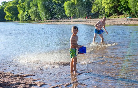 Foto de Children playing in the water on the river - Imagen libre de derechos