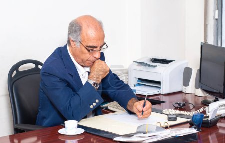 Foto de Senior male businessman in his office during working hours - Imagen libre de derechos