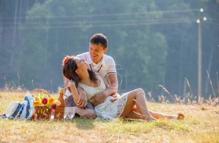 Téléchargez les photos : Heureux jeune couple amoureux en plein air - en image libre de droit