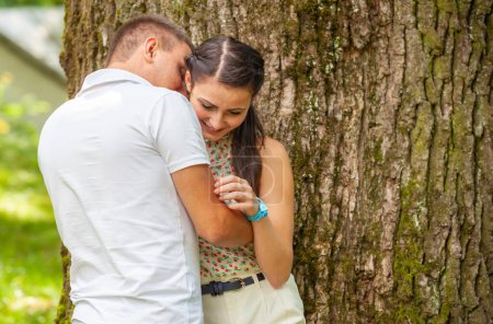 Foto de Feliz joven pareja enamorada al aire libre en el parque - Imagen libre de derechos