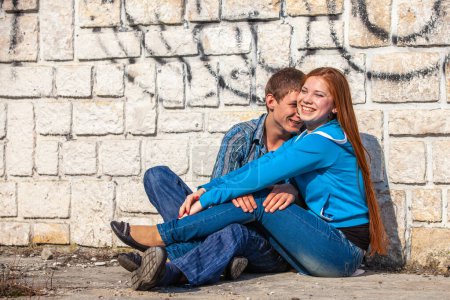 Téléchargez les photos : Heureux jeune couple amoureux en plein air - en image libre de droit