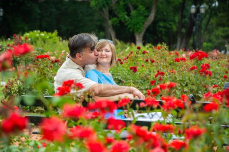 Téléchargez les photos : Heureux couple dans le parc - en image libre de droit