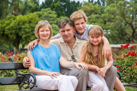 Téléchargez les photos : Bonne famille relaxante dans le parc - en image libre de droit