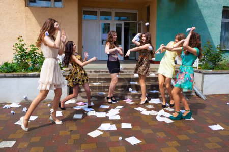 Foto de Estudiantes femeninas felices después de pasar los exámenes finales - Imagen libre de derechos