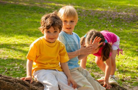 Foto de Niños jugando en el parque - Imagen libre de derechos