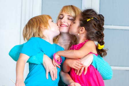 Téléchargez les photos : Mère heureuse avec des enfants sur un fond clair - en image libre de droit