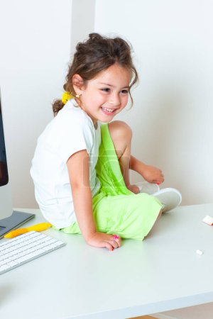 Téléchargez les photos : Petite fille heureuse en classe d'informatique - en image libre de droit