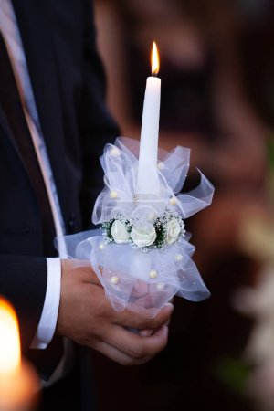 Téléchargez les photos : Bougie brûlante dans les mains du marié - en image libre de droit