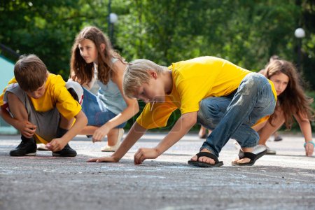 Téléchargez les photos : Dessin d'enfants à la craie sur asphalte - en image libre de droit