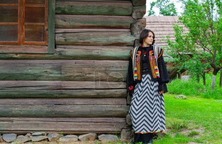 Téléchargez les photos : Jeune fille en vêtements ukrainiens nationaux - en image libre de droit