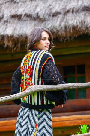 Foto de Chica joven en ropa nacional ucraniana - Imagen libre de derechos