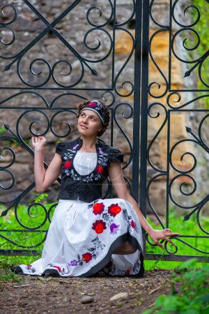Téléchargez les photos : Jeune fille en vêtements nationaux hongrois - en image libre de droit