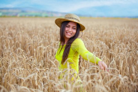 Foto de Niña en un sombrero en un campo de trigo - Imagen libre de derechos
