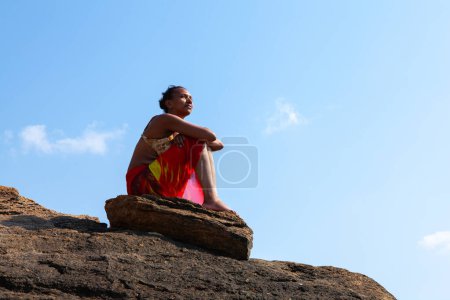 Téléchargez les photos : Femme afro-américaine au bord de l'océan - en image libre de droit