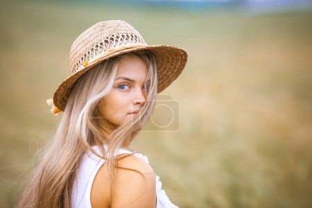 Téléchargez les photos : Portrait Fille heureuse dans un champ de blé - en image libre de droit