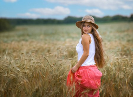 Téléchargez les photos : Fille heureuse dans un champ de blé - en image libre de droit